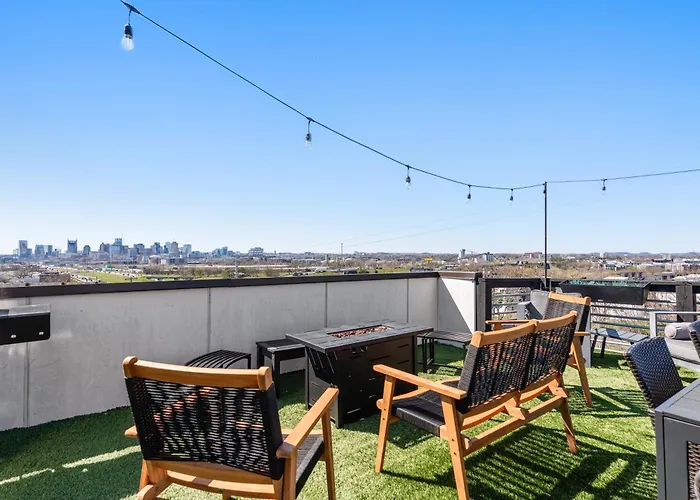Whiskey House With Rooftop Golf, City Views! 8Min To Downtown! Sleeps 9! Nashville
